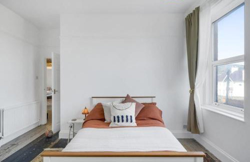 Bright Apartment w Parking & Distant Sea Views - Foto 12