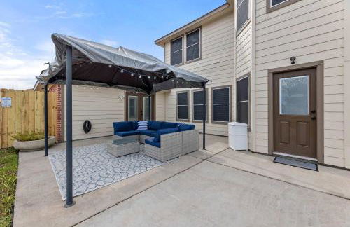 Luxurious Home with Huge Pool - Photo 48