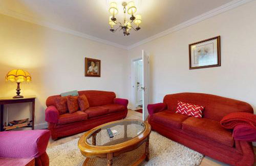 Chic 2BR with Private Backyard Near Loughton Tube - Foto 8