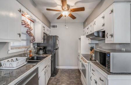 Mins from Parks Hiking & Dining- Brick Bungalow - Foto 13