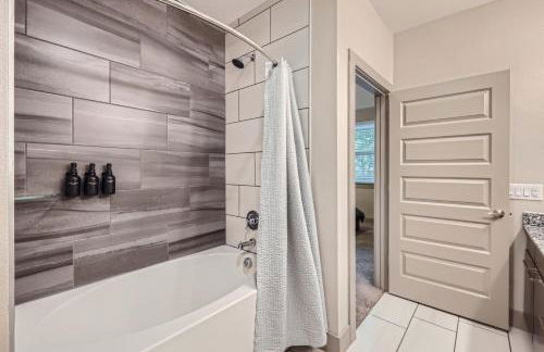 Cozy 1BR King Suite Close to Downtown w Fast Wifi - Photo 22