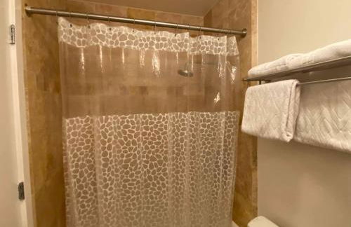 Stylish NOPA Penthouse, Remote Work Friendly - Foto 31