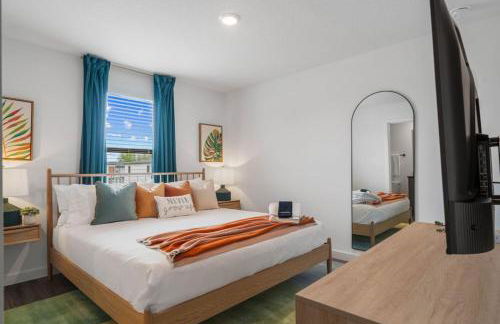 Colorful vibrant Oasis Sleeps 10, 10min to Disney - Photo 4