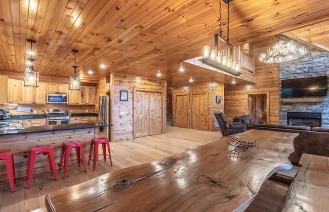 Luxury 4200 Sqft Log Cabin on 50 Acres Sleeps 16 - Foto 8