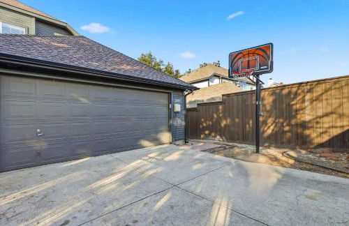 Luxury Backyard Pool & Patio Oasis 4-BD - Foto 39