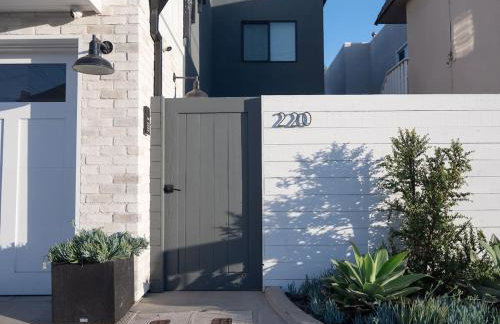 2026 Award Winner, Luxe 2BR, steps to sand & pier, with fire pit, AC and parking - Foto 30