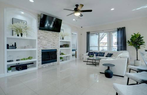 GORGEOUS 5-bd 4ba w Pool, Hot Tub, 2 kitchens, & Game Room Near Dallas Airports! - Foto 25