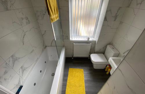 Luxury 3-Bed House-Jaquzzi Bath-Private Parking- suitable for contractors - Foto 18