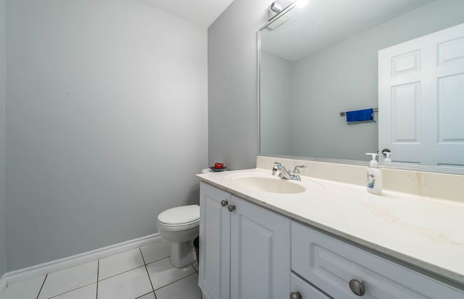 Family Home-Metrotown by Elevate Rooms - Photo 16