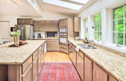 Deck with Fireplace Pet-Friendly Lake Lure Retreat - Foto 11