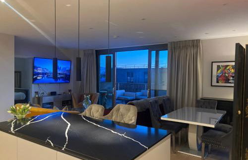 Stunning and central three bedroom Penthouse with roof terrace - Photo 3