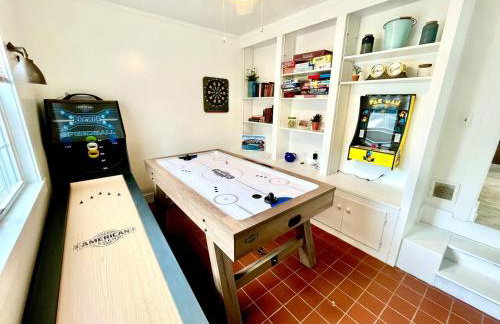 Coastal Cape Cod w/ King Bed, Game Room, & Bikes! - Foto 15