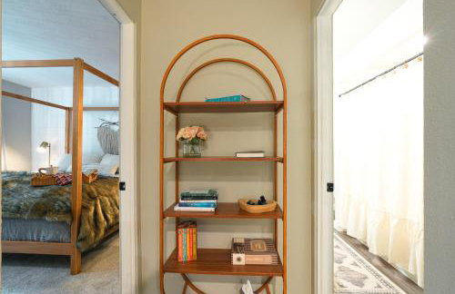 Cozy 2BR Condo Walk to Lake, Saltwater Pool and Golf - Foto 15