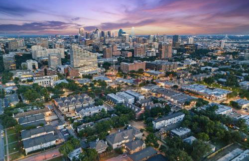 Luxury Oak Lawn Home | Game Room, Parking, Balcony - Foto 35