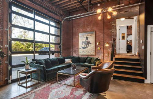 One-Of-A-Kind! Roll Up Garage Door-Pool, Speakeasy - Foto 1