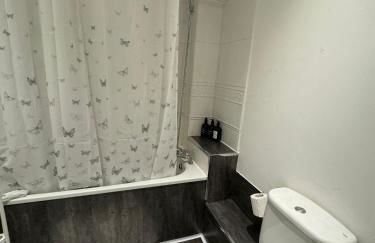 Apt sleeps 5-Netflix-parkg-near City Centre-Etihad-Coop live - Foto 9