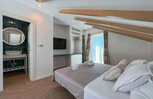 Mediterranean Oasis Seaside Villa with Pool - Foto 6