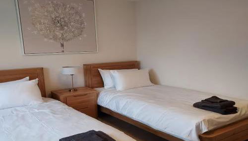 Comfortable 4BR stay in Bourne, Free Parking, Sleeps 7, Families & Contractors Welcome - Foto 3