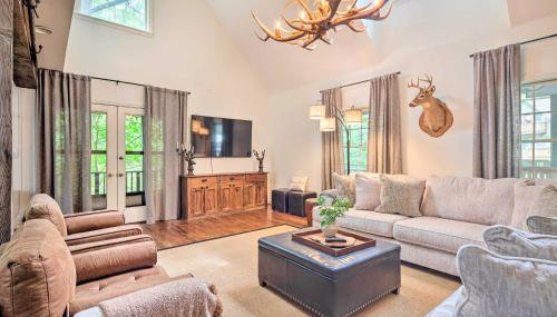 Deck with Fireplace Pet-Friendly Lake Lure Retreat - Foto 5