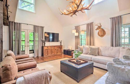 Deck with Fireplace Pet-Friendly Lake Lure Retreat - Foto 5