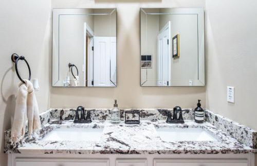 Bayou Breeze Retreat with Pool & River Access - Foto 10