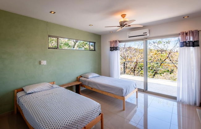 Modern Hillside Home with Sleek Interiors and Panoramic Poolside Views - Foto 3