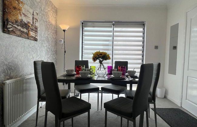 Ayr Refurbished May 2024 3 Bedroom 140m2 Detached House With Private Gardens - Photo 15