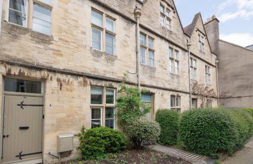 Beautiful house, Cirencester centre, parking - Photo 2