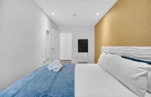 City Centre 2BR Apt with Balcony Access and Free Parking - Foto 14