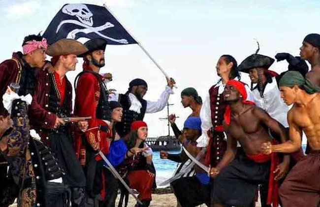 Aventura Pirata: Tour de medio día con esnórquel, nado con tiburones y show pirata - Foto 6