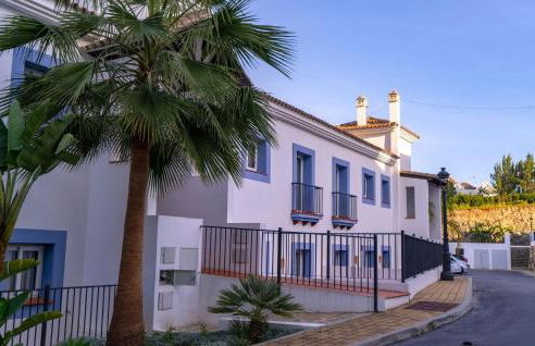 Serene hideaway, luxurious 2-bedroom penthouse apartment in the exclusive Paraíso Pueblo - Photo 39