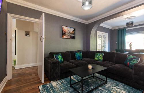 Large House for Groups with Huge Driveway - FREE PARKING - Photo 2