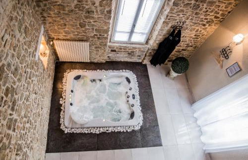 Au domaine des anges, 3 gîtes luxueux avec Jacuzzi privatif, sauna, mini-piscine, piscine extérieure chauffée en saison - Foto 36