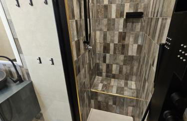 Exclusive top floor 2-bedroom flat - Photo 39