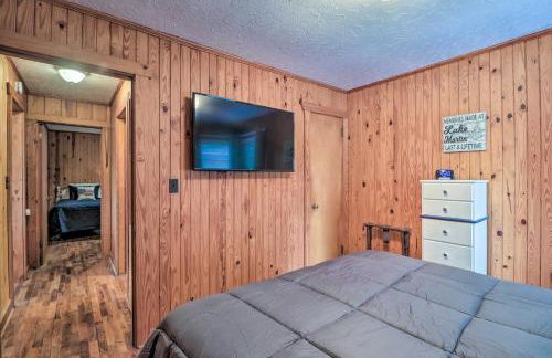 Waterfront Lake Martin Home with Grill and Beach! - Foto 12