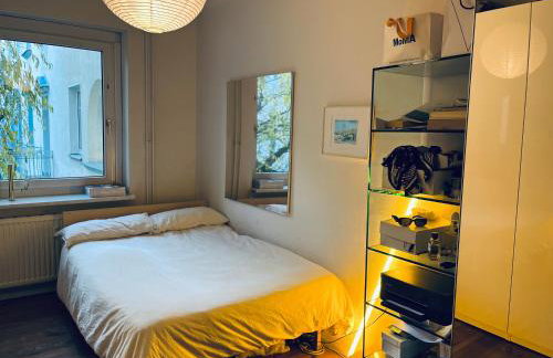 Beautiful Room in Contemporary Altbau ! - Foto 2