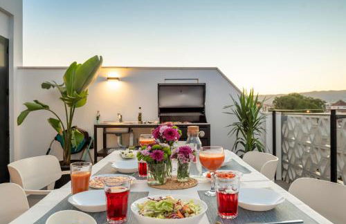 LeonAlba House Private Villa Private rooftop Private Pool Private Andalusian Courtyard Free Parking BBQ 8 Guests - Foto 6