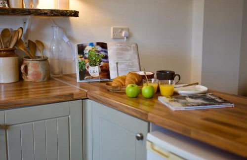 Cosy Canal-side lodge with log burner - Foto 9