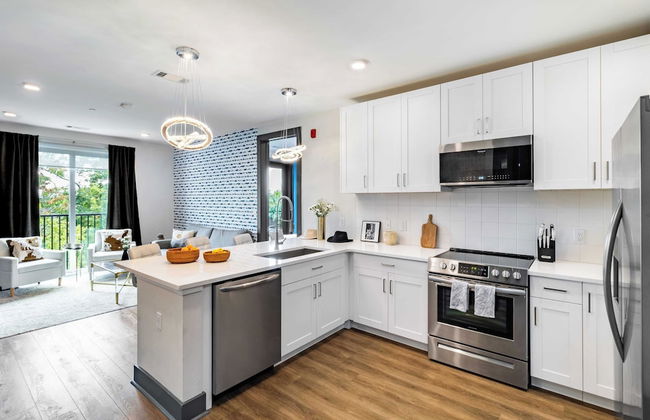 Lindsley by Avantstay Balcony + Modern Design A+ Downtown Location - Photo 12