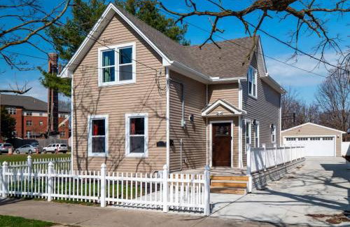 Hot Tub N64 Mins to Downtown Sleeps 8 - Foto 6