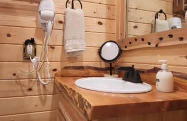 Knotty Shack- Unique Tiny Log Cabin with Hot Tub - Foto 21