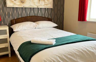 1 bedroom budget homely apartment, with free private parking and long term deals available - Foto 9