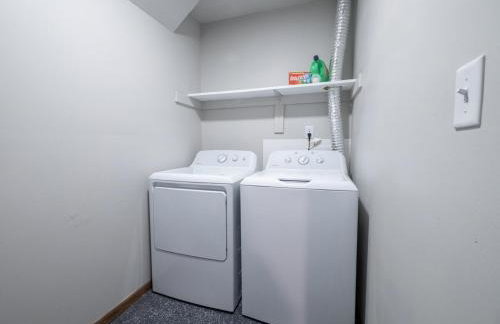 The Orange Lounge - 8 min to KU & Mass - Photo 19