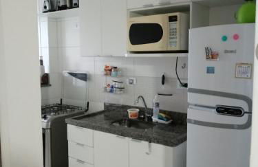 Prédio com piscina na cobertura frente ao mar,apartamento para até 6 pessoas e 3 crianças até 8 anos, churrasqueira na sacada, Wi-Fi grátis, rede de proteção, NÃO oferecemos roupas de cama e banho, 1 vaga de garagem, na Praia Grande-Vila Mirim - Foto 13