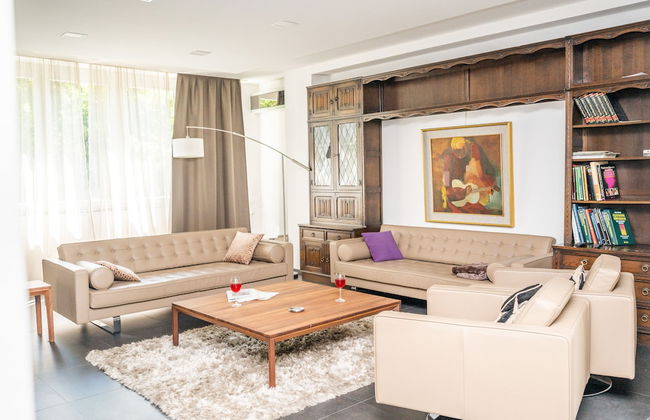 Luxury Apartment in Beautiful Neighborhood - Foto 8