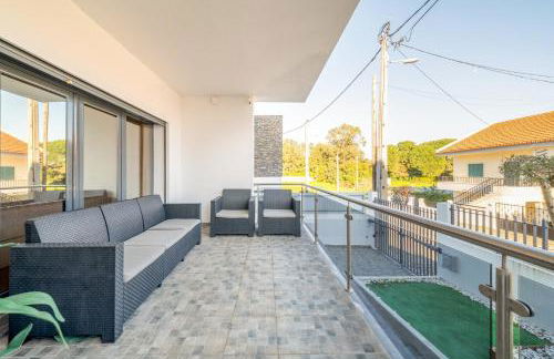 GuestReady - Charming family retreat with pool - Photo 34