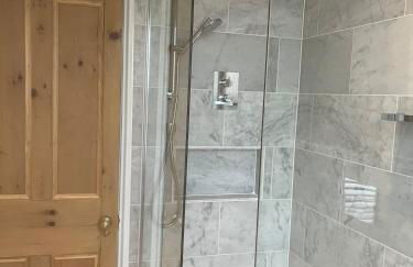 Spacious 4 Bed House Ideal for Races - Photo 15