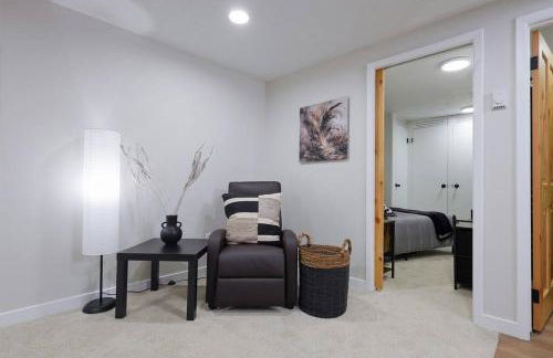 Luxuriously Contemporary Condo - Photo 48