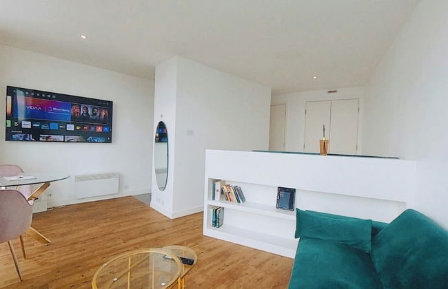 1 Bed City Studio Sleeps 3 - Wifi, Views - Photo 5