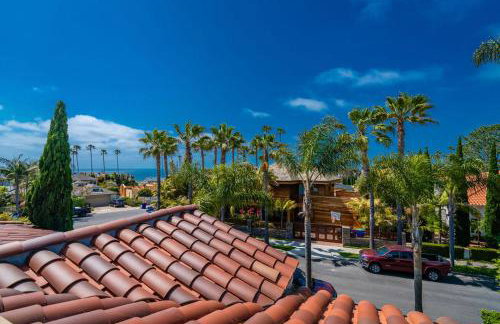 Mediterranean Beauty with Rooftop Deck and Views - Foto 61